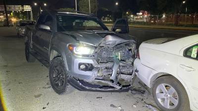 La camioneta terminó con severos daños en la parte frontal tras la carambola.