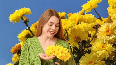 El 21 de marzo se regalan flores amarillas por la llegada de la primavera, su simbolismo y su popularidad impulsada por la cultura y tradiciones recientes.