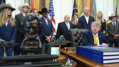 Trump volvió a presionar a la Fed para bajar los tipos de interés y lanzó una amenaza comercial contra países con los que Estados Unidos registra superávit.
