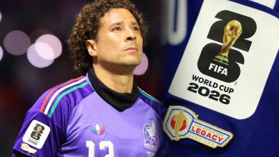 Guillermo Ochoa recibe el Legacy Patch de FIFA por sus seis convocatorias mundialistas y se une a Messi, CR7 y otras leyendas del futbol internacional.