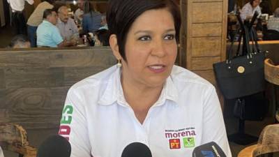 Laura Oyervides Arredondo, candidata a la Cámara de Diputados por la alianza Morena-Partido del Trabajo y Partido Verde, durante una rueda de prensa en Monclova.