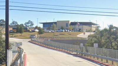 Autoridades investigan el tiroteo en una escuela al norte de San Antonio donde un alumno disparó contra una maestra y murió en el lugar.