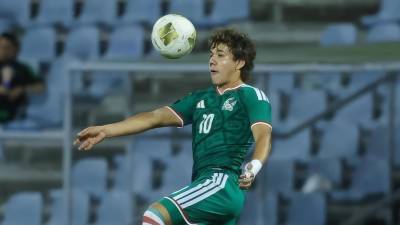 Con 17 años, destaca por su visión de juego, precisión en los pases y capacidad para generar peligro desde fuera del área.