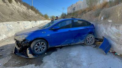 El Chevrolet Cavalier quedó atrapado en el arroyo entre las colonias Escorial y Mirador, sin causar daños graves a los ocupantes.