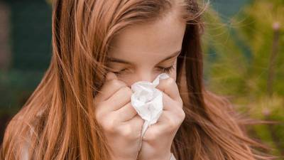 El aumento de temperaturas y vientos intensos en varias regiones del país está generando un ambiente propicio para la dispersión de polvo y polen, factores que pueden detonar alergias respiratorias.