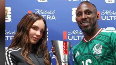 El delantero mexicano Julián Quiñones recibió el premio al MVP tras la victoria de México ante Ecuador, pero la entrega del trofeo por parte de Belinda desató comentarios y bromas entre aficionados.