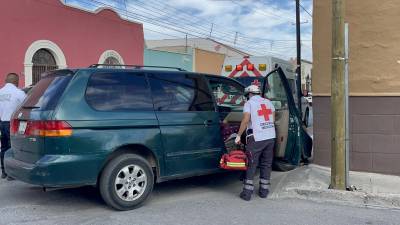 El personal paramédico de la Cruz Roja atiende a las lesionadas en el sitio del accidente, brindando los primeros auxilios.