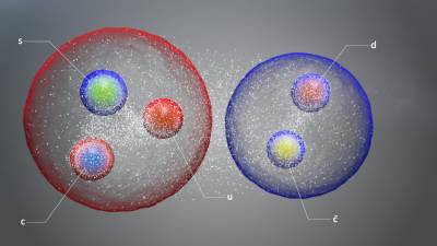 Nuevo pentaquark, ilustrado como un par de hadrones estándar unidos libremente en una estructura similar a una molécula, se compone de un quark encanto y un antiquark encanto y un quark arriba, abajo y extraño.