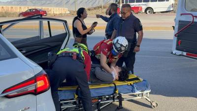 El joven que trasladado por los cuerpos de rescate a un hospital.