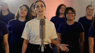 El Gobierno federal presentó una nueva versión de “La niña futbolista”, interpretada por Julieta Venegas, mientras continúan las actividades culturales y deportivas previas al Mundial.