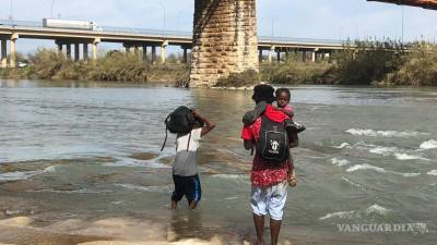 Migrantes cruzan por el río Bravo en su camino hacia Estados Unidos desde Piedras Negras.