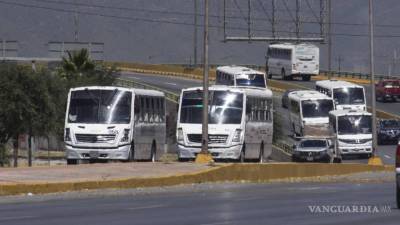 En las horas pico es común ver las unidades de transporte privado de personal que abarrotan las vialidades de la ciudad.