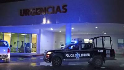 Elementos de la Policía Municipal y la Agencia de Investigación Criminal acudieron al hospital para iniciar las investigaciones.