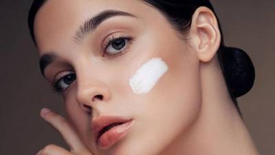 La clásica crema Nivea de lata azul tiene una fórmula especialmente rica y oclusiva. Conoce para qué pieles puede ser útil y cuándo conviene evitarla.
