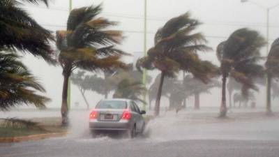 El huracán Simón se fortalece frente al Pacífico mexicano y podría alcanzar la categoría 4. Guerrero, Michoacán, Colima y Jalisco esperan lluvias intensas, oleaje elevado y fuertes rachas de viento.