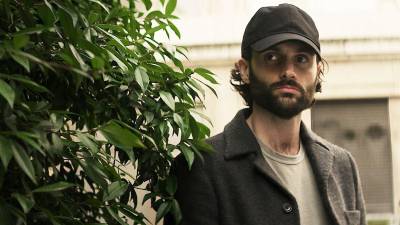 El drama llegará a nivel mundial en abril con Penn Badgley de nueva cuenta como el protagonista.