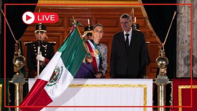 Claudia Sheinbaum encabeza desde Palacio Nacional la ceremonia del Grito de Independencia ante miles de personas reunidas en el Zócalo de CDMX.