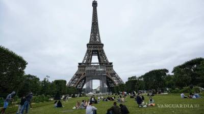 (IMAGEN ILUSTRATIVA) La torre Eiffel fue temporalmente evacuada a causa de un cortocircuito en el sistema de alimentación de los ascensores, lo que ocasionó que sonara la alarma de incendio.