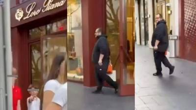 La tienda se dedica a la venta de ropa y accesorios de lujo extremo, en el video se alcanza a ver a López Beltrán con un par de bolsas.