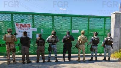 La FGR aseguró 62 mil litros de hidrocarburo, nueve pipas y otros vehículos durante un cateo en un predio de Pesquería, Nuevo León.