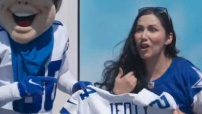 Laura Sandoval se mostró emocionada tras recibir el premio como la mejor fan internacional de los Cowboys de Dallas .