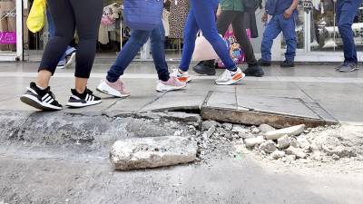 Las banquetas, un peligro para los peatones en Saltillo