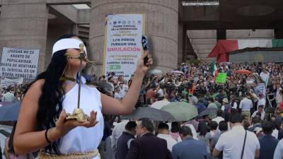 Con la discusión de la reforma judicial en puerta de la nueva legislatura a iniciar el 1 de septiembre, trabajadores del Poder Judicial de la Federación se manifestaron afuera de la Cámara de Diputados.