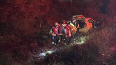 Elementos de Bomberos realizan maniobras para liberar al conductor atrapado en el vehículo.