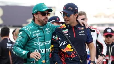 Fernando Alonso sería el próximo compañero de Checo Pérez en dado caso de que Max Verstappen quede fuera de Red Bull.