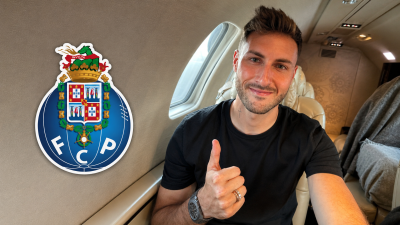 Santiago Giménez se mostró sonriente durante su viaje a Portugal, donde está por cerrar su incorporación a los Dragones.