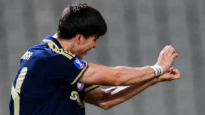 Armando “Hormiga” González celebró con su característico “Kamehameha” su primer gol con Olympiacos, ante AEL Larissa.