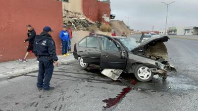 El vehículo Peugeot 306 terminó con severos daños tras impactar contra la fachada de una vivienda en Saltillo.