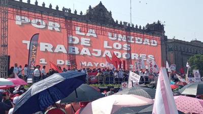 Cientos de trabajadores y sindicatos realizan una marcha hacia el Zócalo de la Ciudad de México