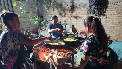 El aspecto culinario también es fundamental en estas festividades, donde las familias como la de Lupita Rodríguez, los Martínez y los Gutiérrez, comparten generosamente la reliquia.