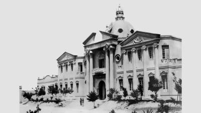 En la fotografía original, el nombre del hospital aparece como Trinidad Narro Maas. Algunos testimonios orales dicen que también se le conocía como Hospital Centenario (por el nombre de la calle en donde se ubicaba) u Hospital de la Calzada. El nombre es homónimo del sacerdote francés que fundó la orden de las Hijas de la Caridad, consagradas a ayudar en hospitales.