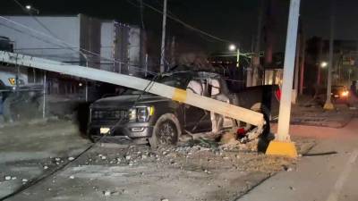 Camioneta Ford F-150 con pérdida total tras impactarse contra poste de concreto en Ramos Arizpe.