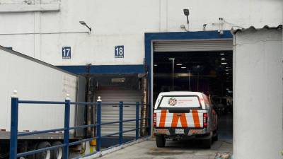 Protección Civil reportó que dos empleados fallecieron tras ser aplastados por una máquina en la planta Carrier de la colonia El Lechugal; el accidente ocurrió en el área de carga y descarga.