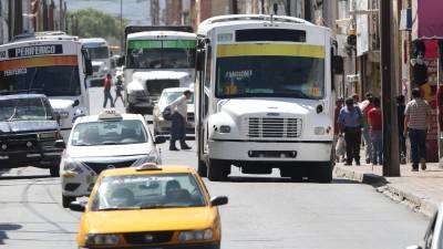 Se está evaluando el transporte público de la ciudad, incluyendo las condiciones de las unidades y las rutas.