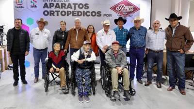 Representantes del Ayuntamiento y el Comité Organizador del Rodeo Saltillo unieron esfuerzos para donar aparatos ortopédicos a personas con discapacidad.