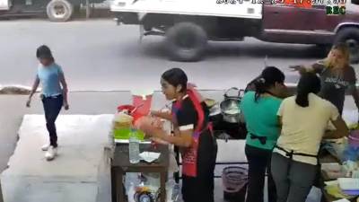 Un incidente violento quedó registrado en las cámaras de seguridad de la fonda “Antojitos Rinconada” en Xalapa, Veracruz, donde una mujer lanzó un cazo con aceite hirviendo a una trabajadora.