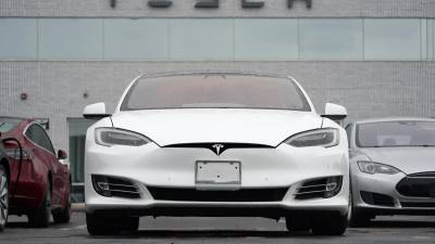 Imagen del domingo 9 de mayo de 2021, un auto de Tesla es exhibido en un punto de venta en Littleton, Colorado.