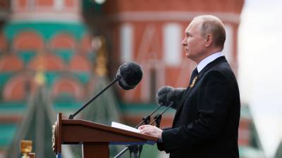 El presidente ruso, Vladimir Putin, pronuncia un discurso durante el desfile militar del Día de la Victoria en la Plaza Roja de Moscú, Rusia.
