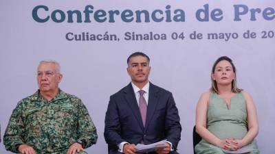Ricardo Trevilla Trejo, secretario de Defensa; Omar García Harfuh, secretario de Seguridad y Protección Ciudadana; y Yeraldine Bonilla Valverde, gobernadora interina de Sinaloa, en las instalaciones de la Novena Zona Militar.