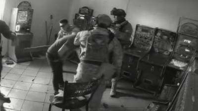 Tortura, golpes y sometimiento a manos de presuntos elementos del Ejército Mexicano fueron exhibidos en un video grabado por las cámaras de seguridad de un establecimiento a un joven.