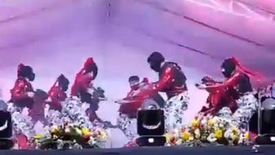 Durante la coreografía, los estudiantes bailaron música urbana y en una de las secuencias se proyectaron imágenes de presidentes municipales que han sido asesinados.