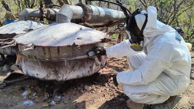 Vigilancia aérea y terrestre llevó a la Marina y la FGR a ubicar una instalación clandestina con insumos y equipo para fabricar droga sintética en una comunidad de Cosalá.