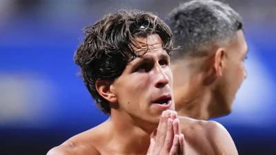 Videos de la Final del Mundial 2026 muestran que Giuliano Simeone perdió la marca de Ferran Torres mientras acomodaba su calceta.