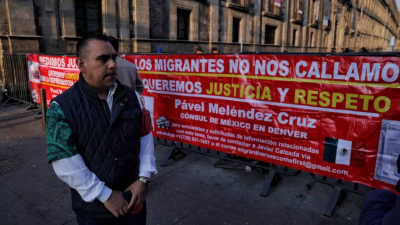 Connacionales llevaron su reclamo hasta el Zócalo para denunciar presuntas irregularidades en trámites y trato a mexicanos en una sede consular de Estados Unidos.