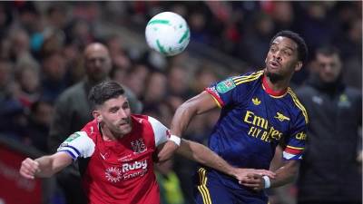 Un aparato volador obligó al árbitro a detener el duelo ante el Fleetwood Town durante ocho minutos.