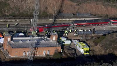 Vista aérea este lunes de los trenes accidentados ayer domingo cerca de Adamuz, Córdoba. Al menos 39 personas han fallecido en el accidente de trenes.
